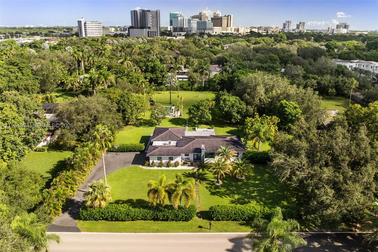 Foto de propiedad en 07325 SW 102nd Street, Pinecrest, FL 33156 Pinecrest con MLS# 