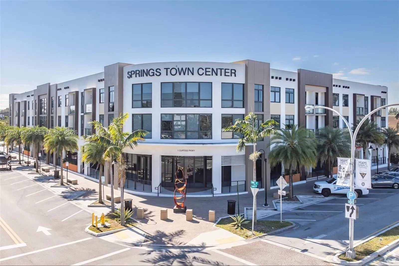 Foto de propiedad en 1 Curtiss Parkway 313, Miami Springs, FL 33166 Miami Springs con MLS# 