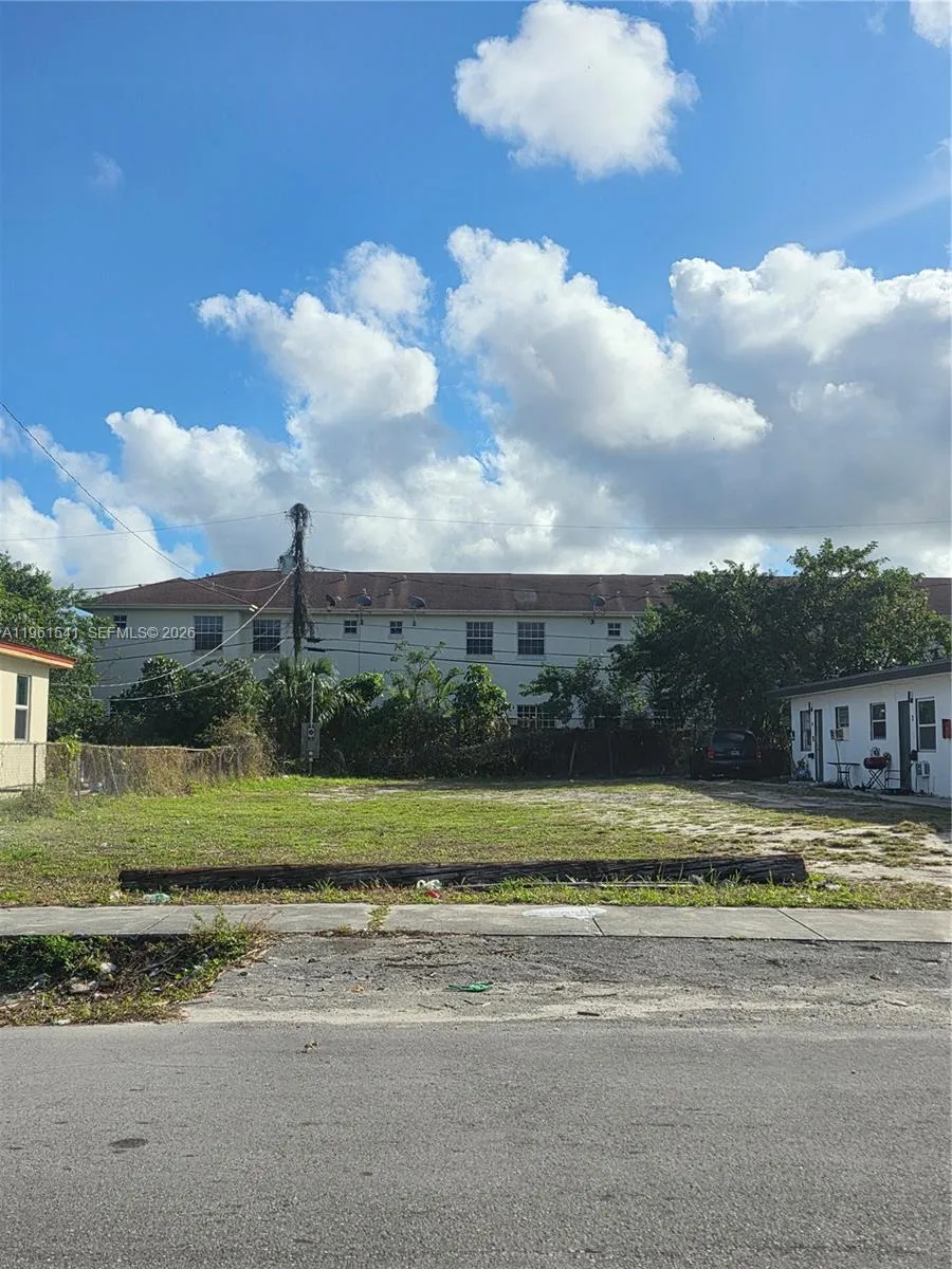 Foto de propiedad en 10 Nw Street, Hallandale Beach, FL 33009 Hallandale Beach con MLS# 