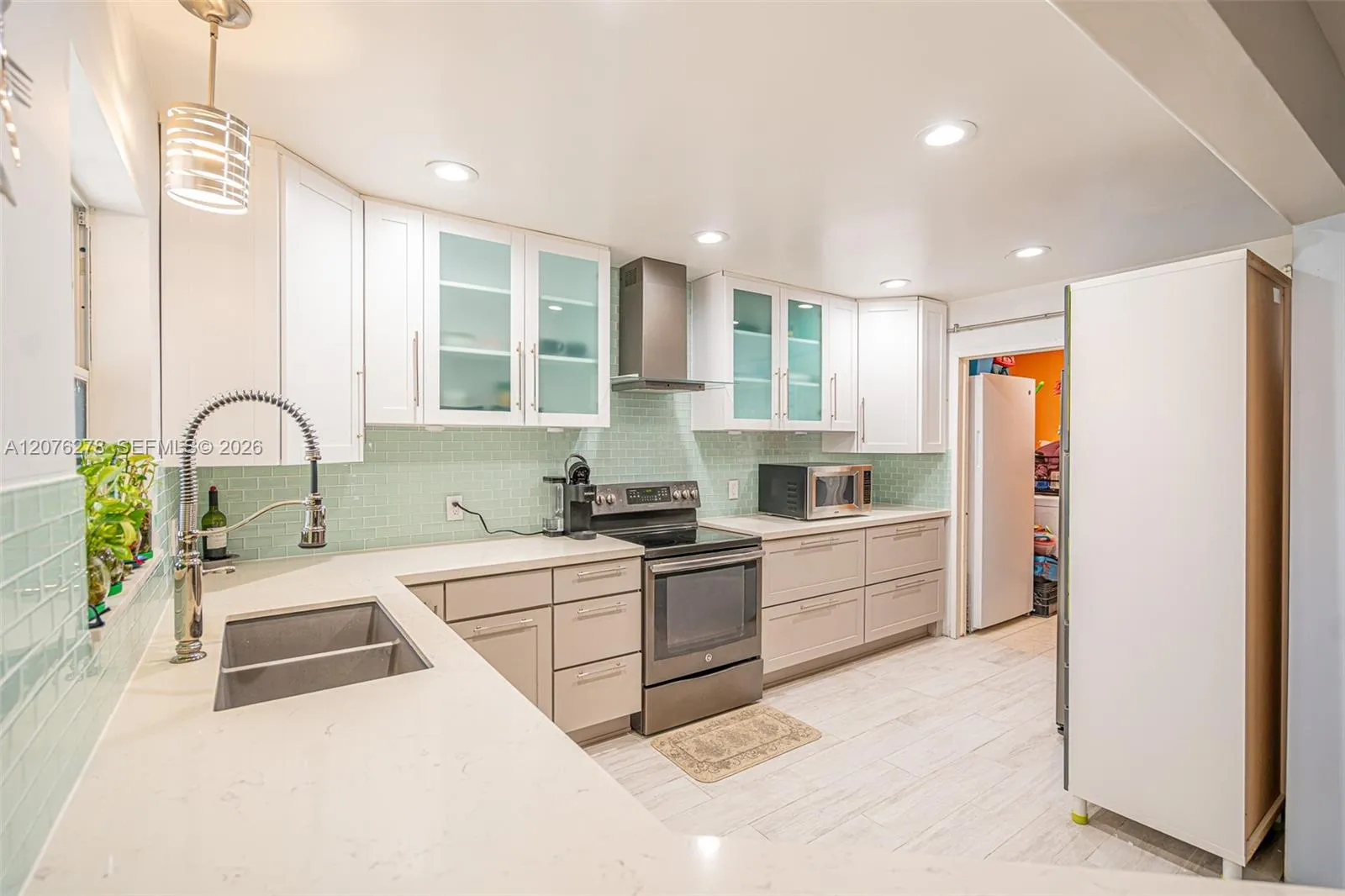 Foto de propiedad en 10 SW 46th Avenue, Plantation, FL 33317 Plantation con MLS# 