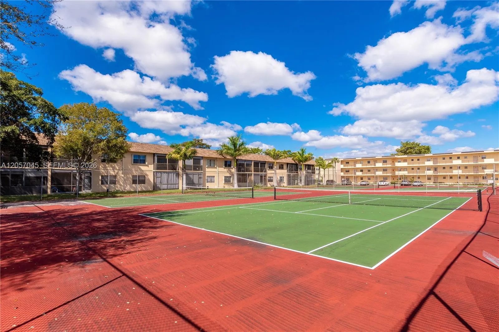 Foto de propiedad en 100 Ashbury Road 107, Hollywood, FL 33024 Hollywood con MLS# 