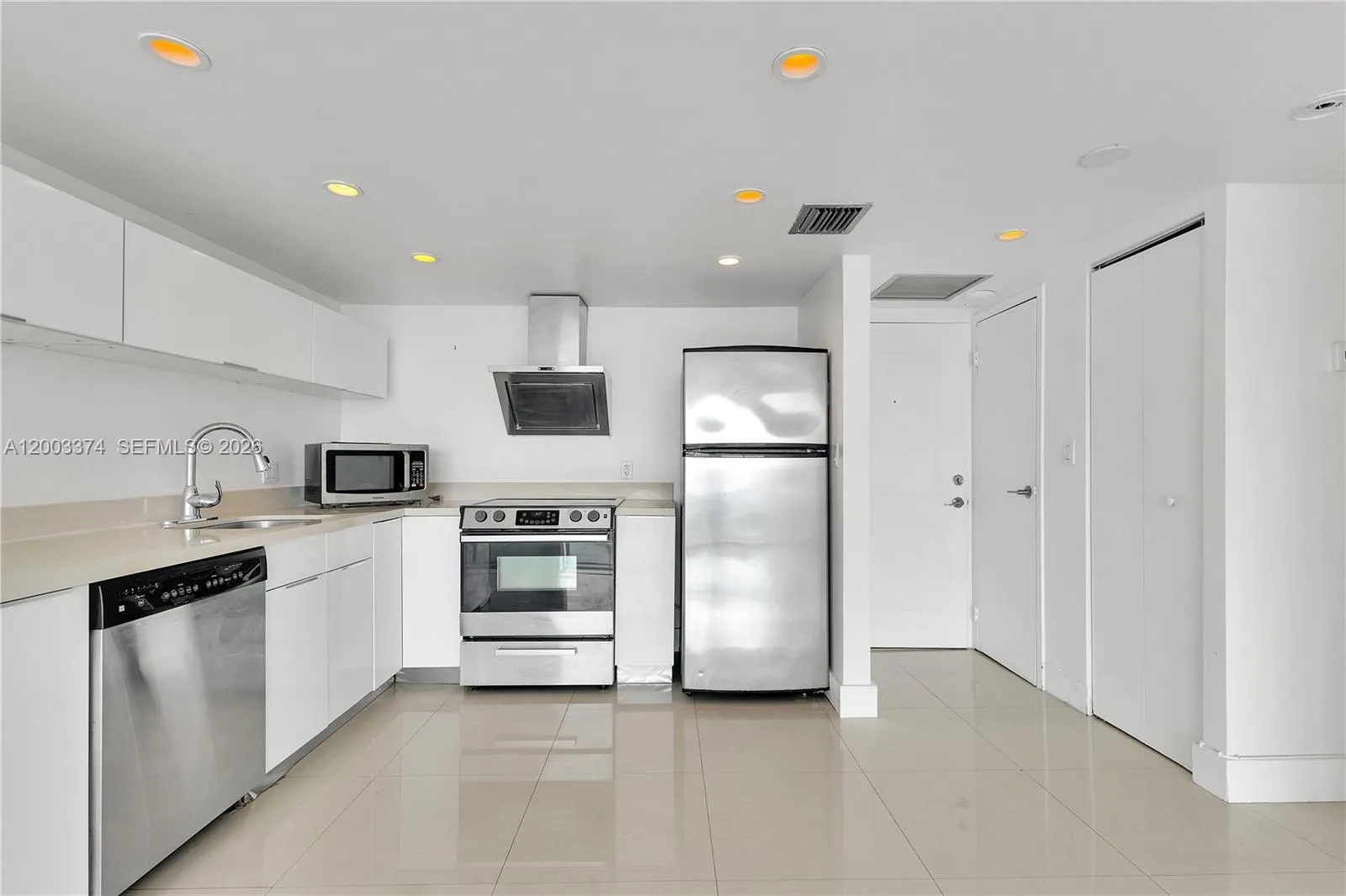 Foto de propiedad en 100 Bayview Drive 1002, Sunny Isles Beach, FL 33160 Sunny Isles Beach con MLS# 