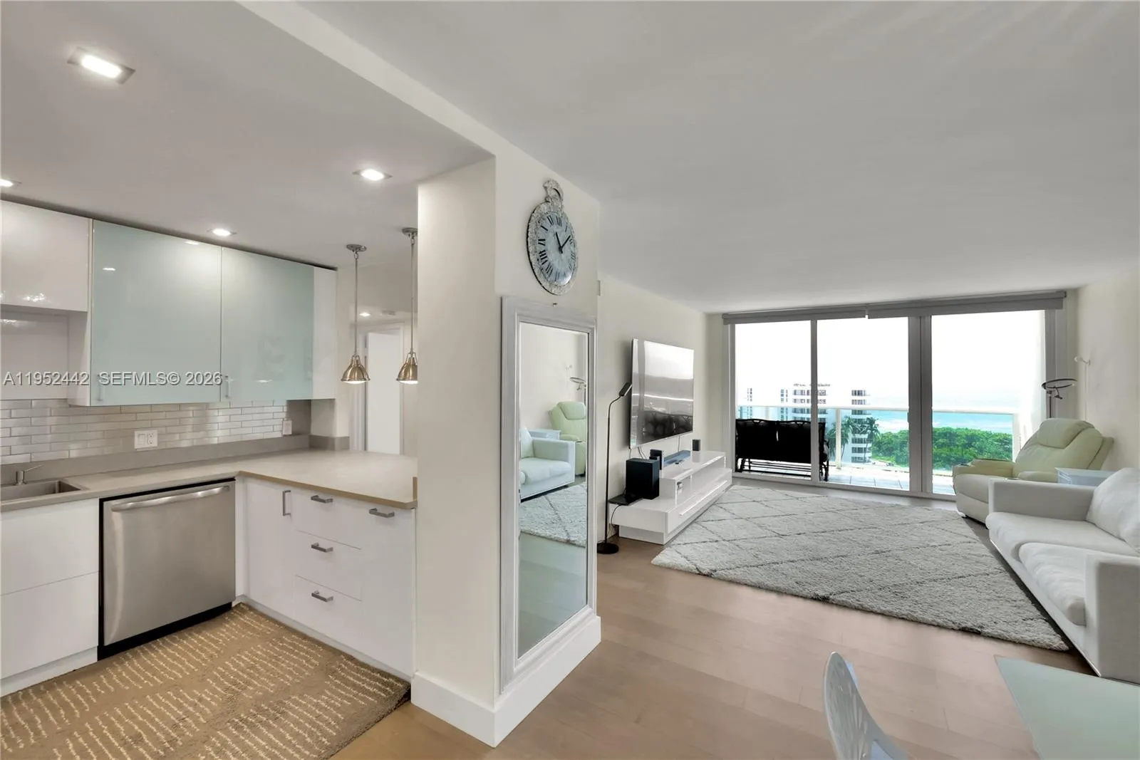 Foto de propiedad en 100 Bayview Drive 1008, Sunny Isles Beach, FL 33160 Sunny Isles Beach con MLS# 