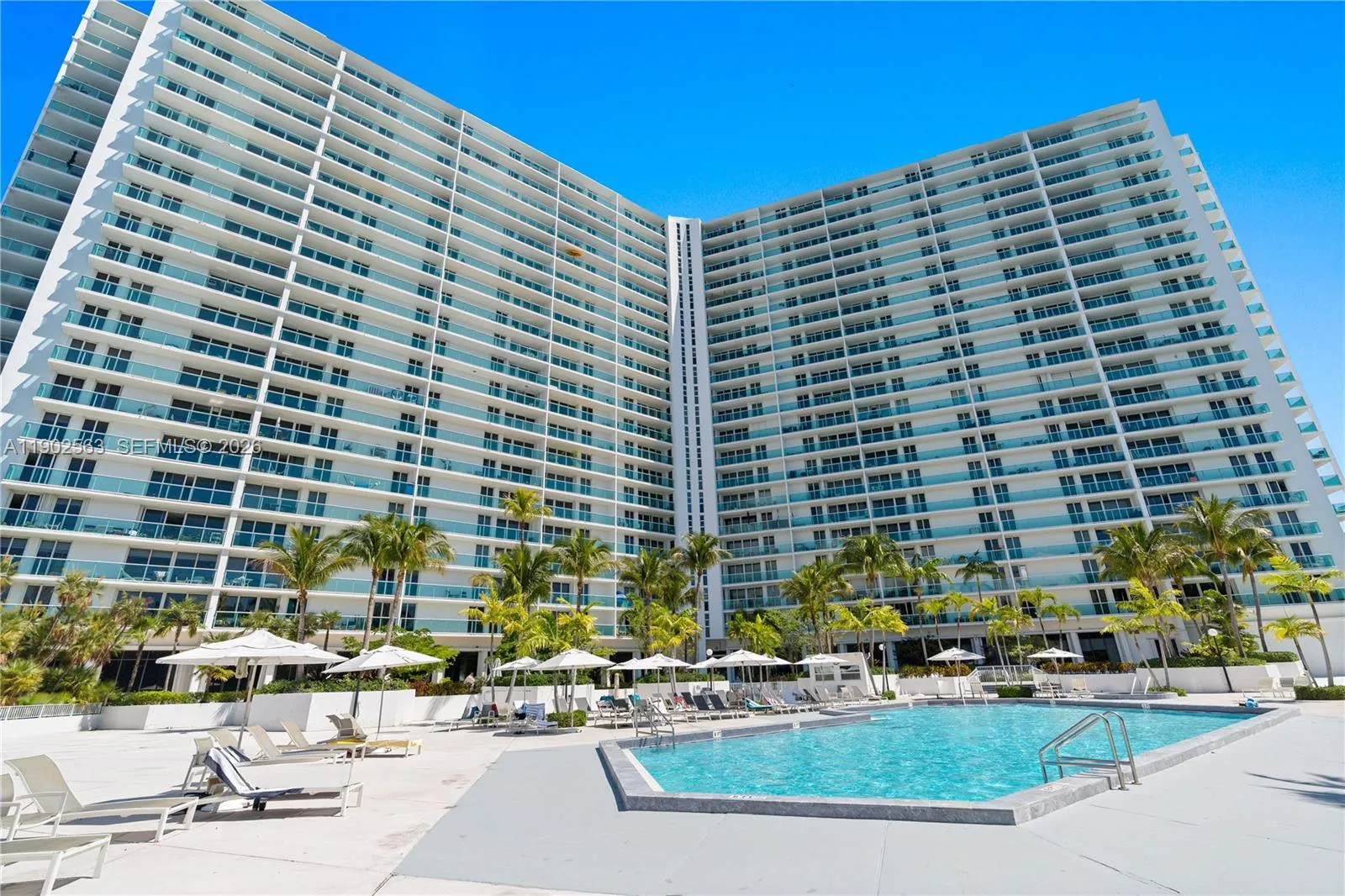 Foto de propiedad en 100 Bayview Drive 1901, Sunny Isles Beach, FL 33160 Sunny Isles Beach con MLS# 