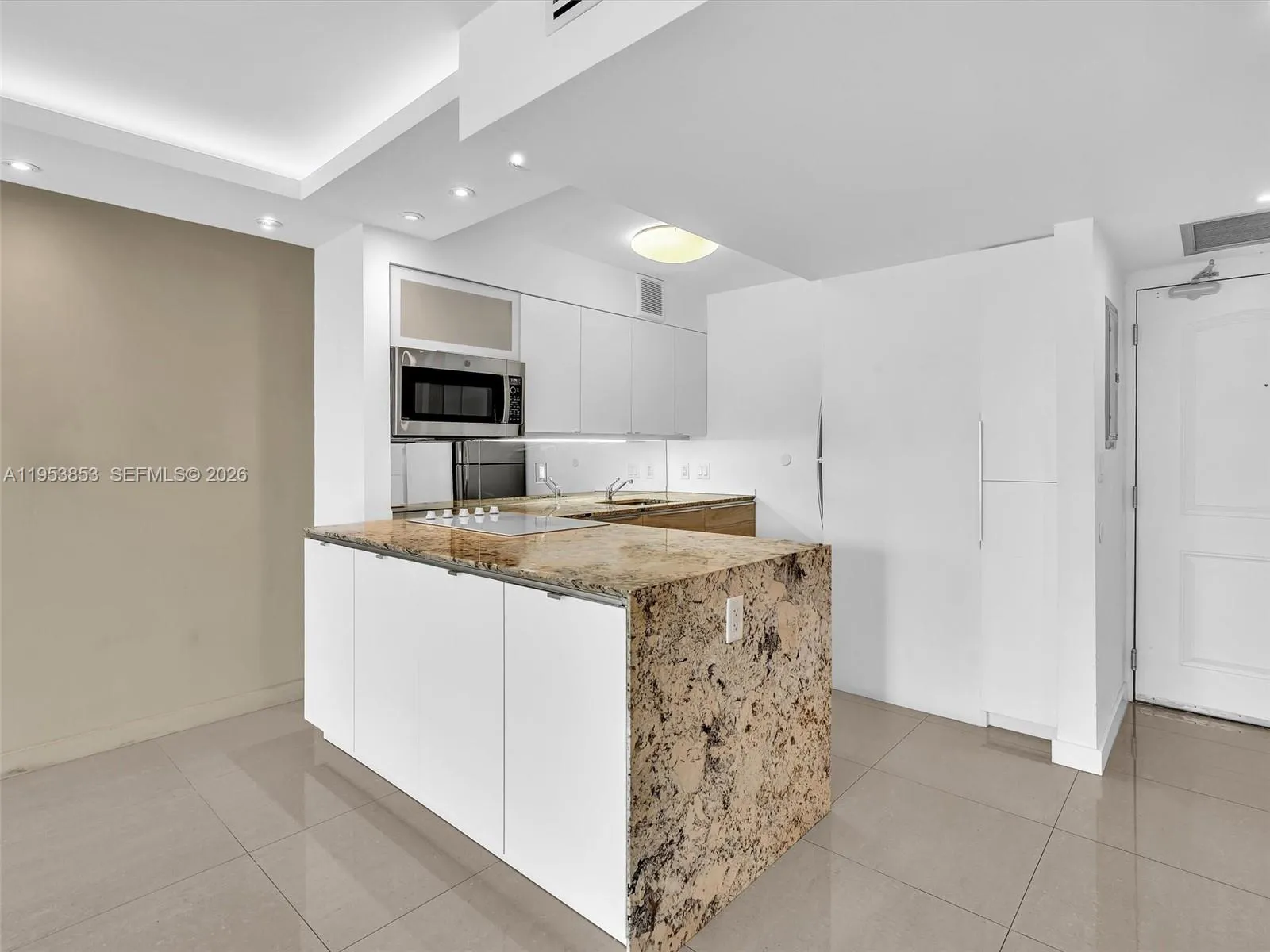 Foto de propiedad en 100 Bayview Drive 223, Sunny Isles Beach, FL 33160 Sunny Isles Beach con MLS#