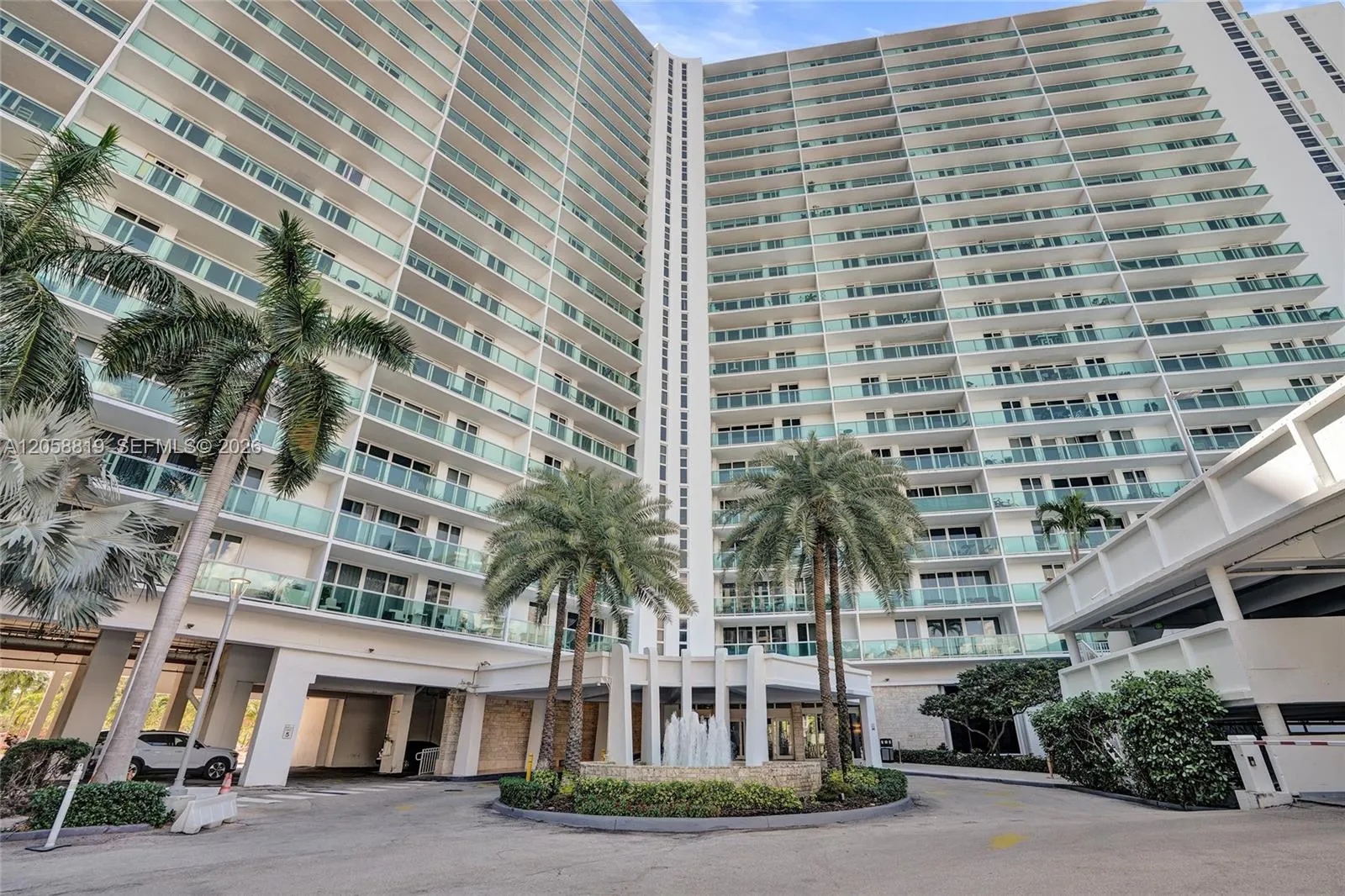 Foto de propiedad en 100 Bayview Drive 401, Sunny Isles Beach, FL 33160 Sunny Isles Beach con MLS# 