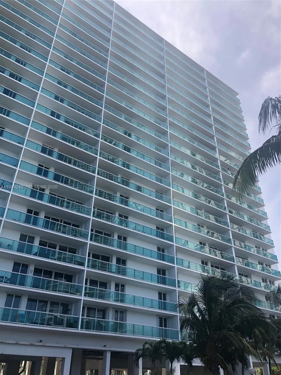 Foto de propiedad en 100 Bayview Drive 408, Sunny Isles Beach, FL 33160 Sunny Isles Beach con MLS# 