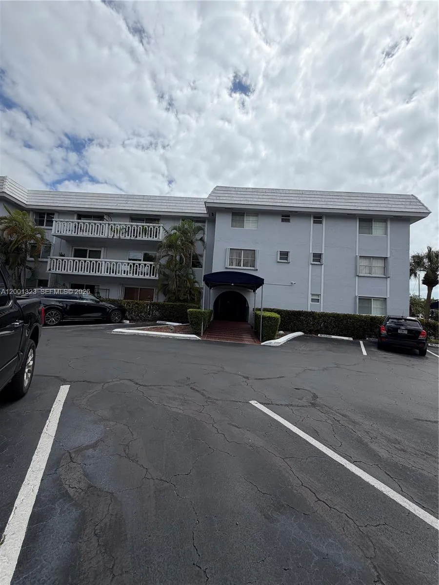 Foto de propiedad en 100 Edgewater Drive 127, Coral Gables, FL 33133 Coral Gables con MLS# 