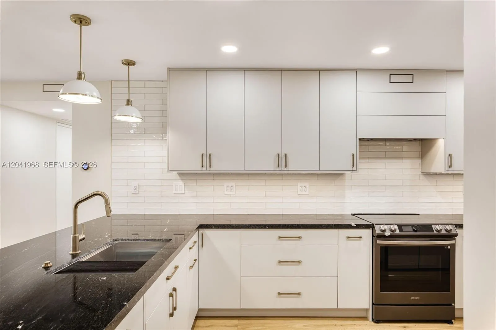 Foto de propiedad en 100 Edgewater Drive 142, Coral Gables, FL 33133 Coral Gables con MLS# 