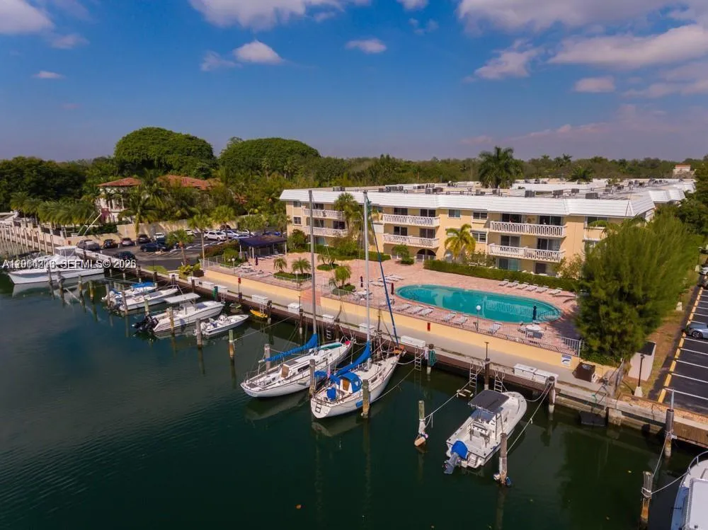 Foto de propiedad en 100 Edgewater Drive 305, Coral Gables, FL 33133 Coral Gables con MLS# 