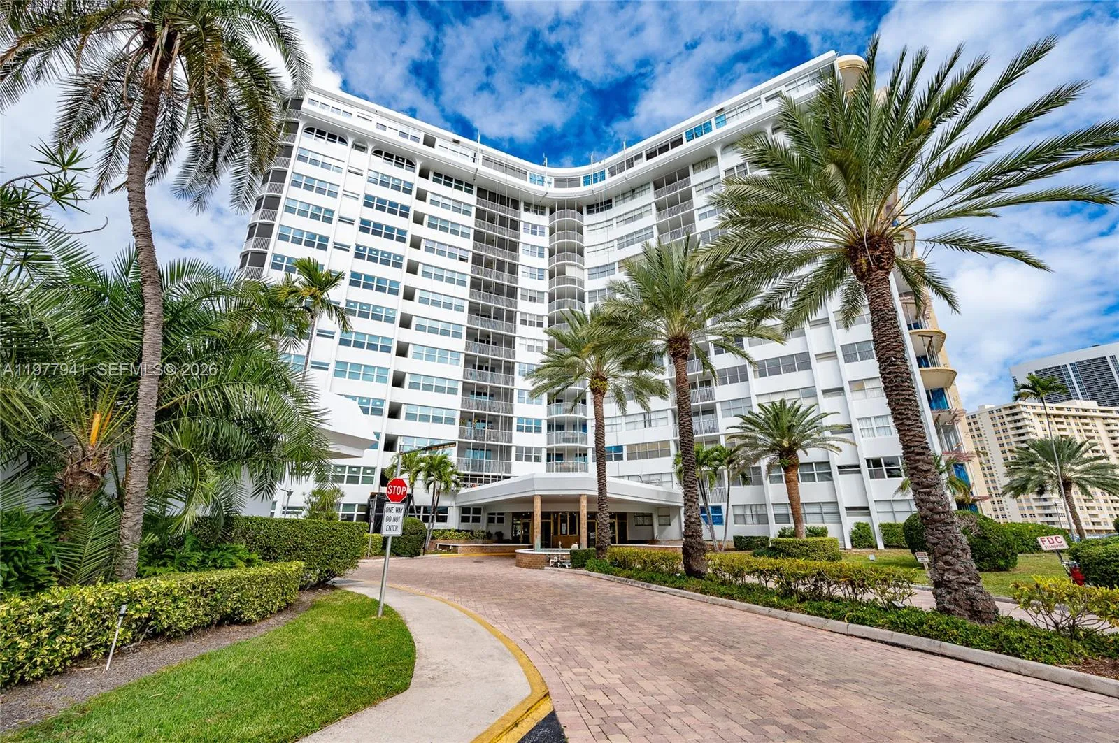 Foto de propiedad en 100 Golden Isles Drive 104, Hallandale Beach, FL 33009 Hallandale Beach con MLS# 