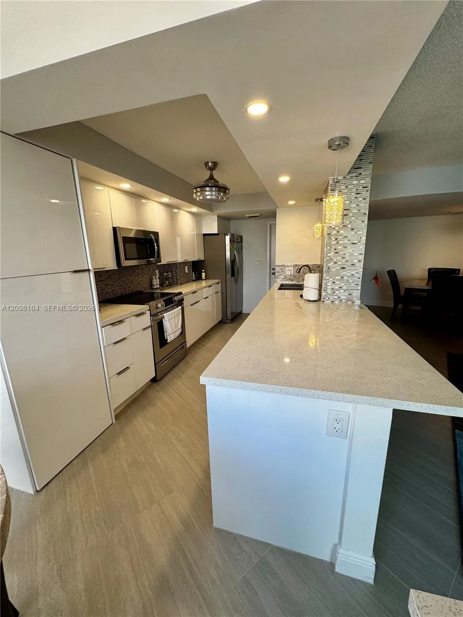 En Venta 100 Golden Isles Drive 205, Hallandale Beach, FL 33009, Hallandale Beach, FL 33009