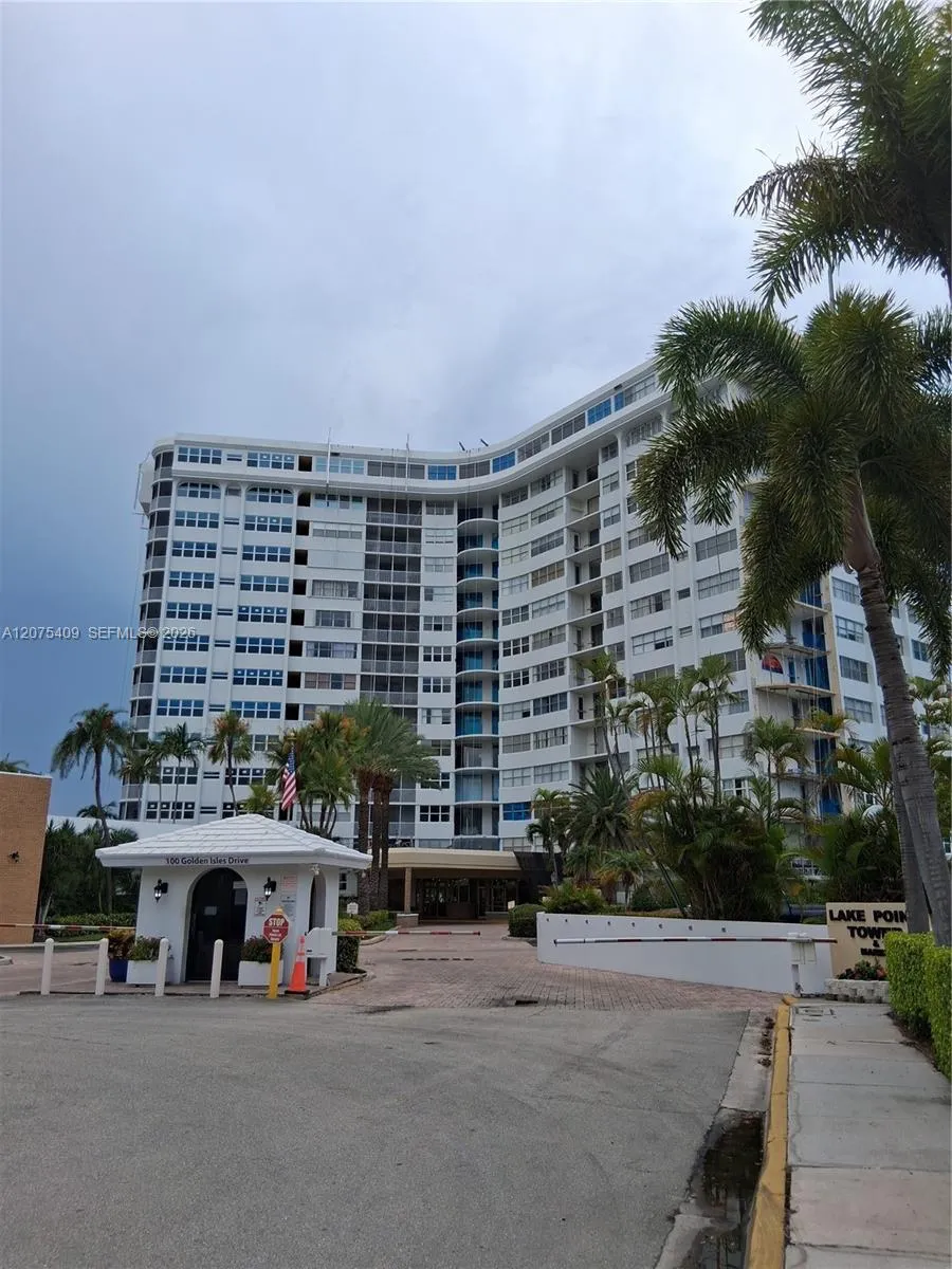 Foto de propiedad en 100 Golden Isles Drive 206, Hallandale Beach, FL 33009 Hallandale Beach con MLS# 