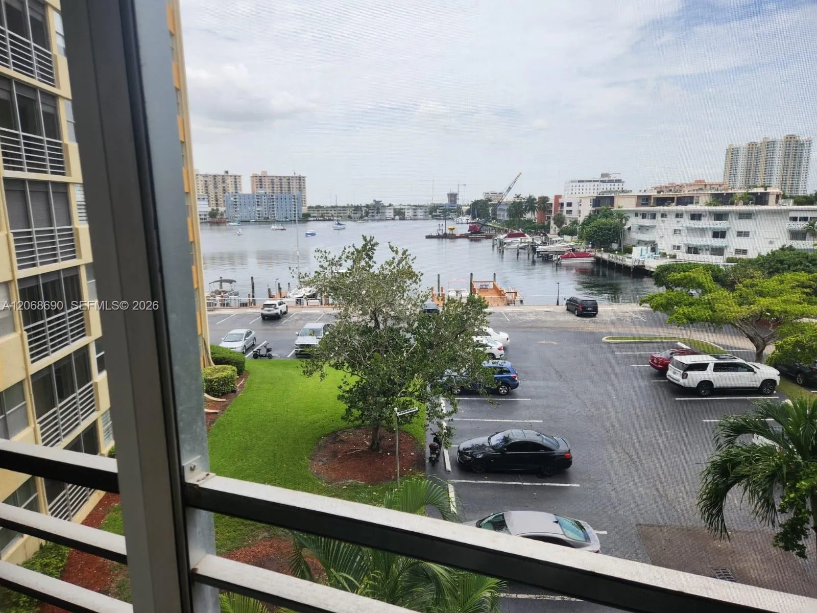 Foto de propiedad en 100 Golden Isles Drive 409, Hallandale Beach, FL 33009 Hallandale Beach con MLS# 