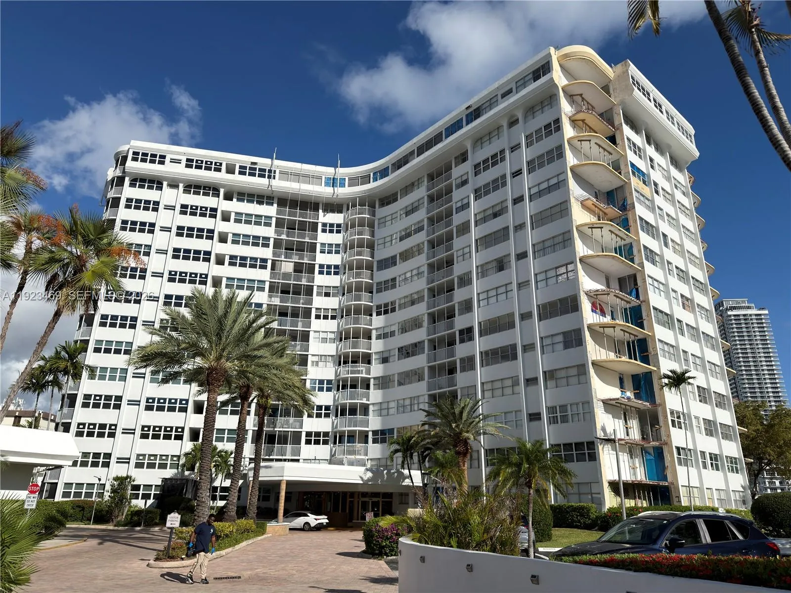 Foto de propiedad en 100 Golden Isles Drive 605, Hallandale Beach, FL 33009 Hallandale Beach con MLS# 