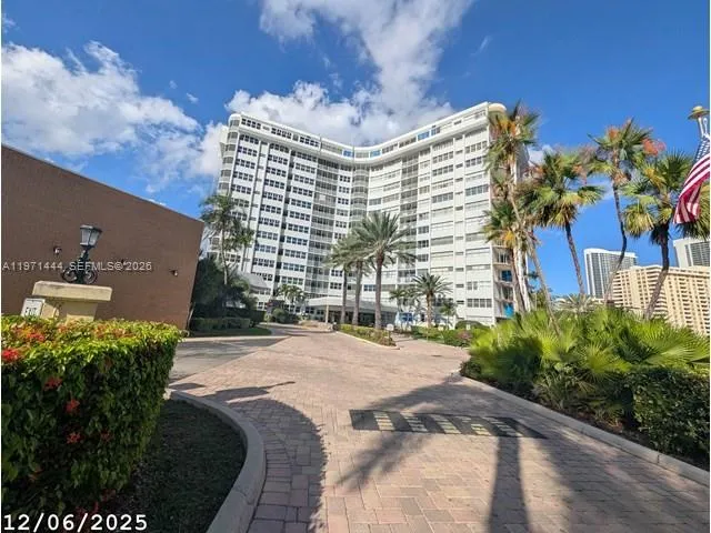 Foto de propiedad en 100 Golden Isles Drive PH9, Hallandale Beach, FL 33009 Hallandale Beach con MLS# 