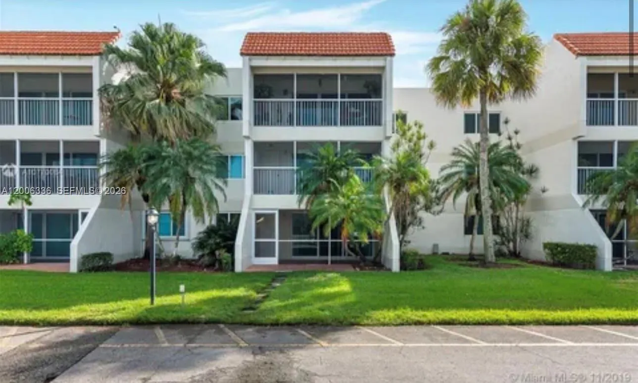Foto de propiedad en 100 Lakeview Drive 112, Weston, FL 33326 Weston con MLS# 