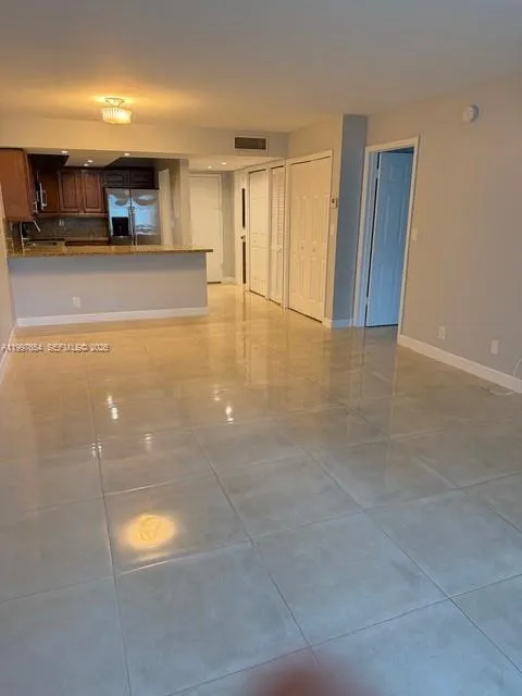 Foto de propiedad en 100 Lakeview Drive 115, Weston, FL 33326 Weston con MLS# 