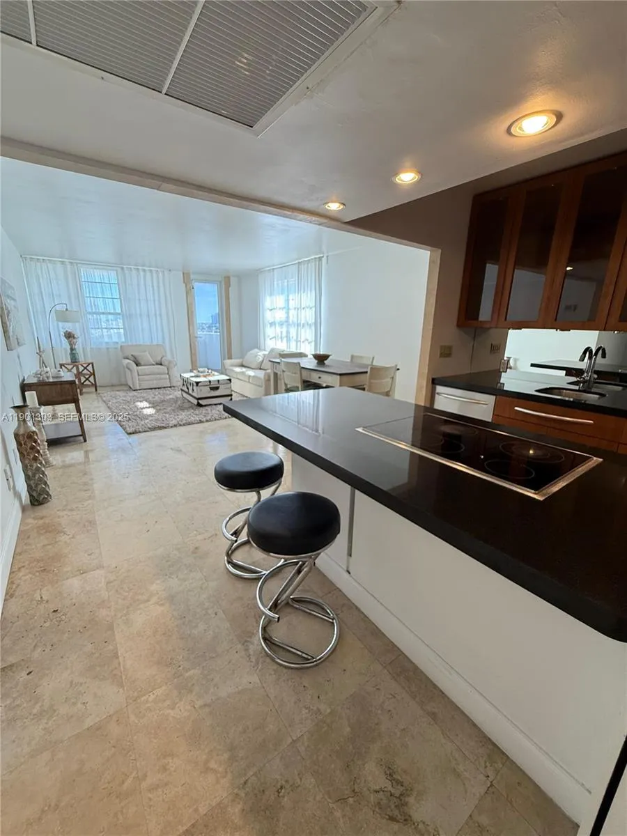 Foto de propiedad en 100 Lincoln Road 1111, Miami Beach, FL 33139 Miami Beach con MLS# 