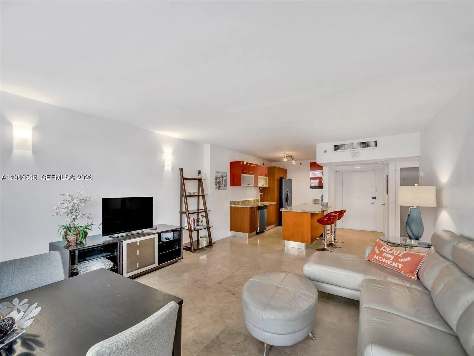 Foto de propiedad en 100 Lincoln Road 308, Miami Beach, FL 33139 Miami Beach con MLS#