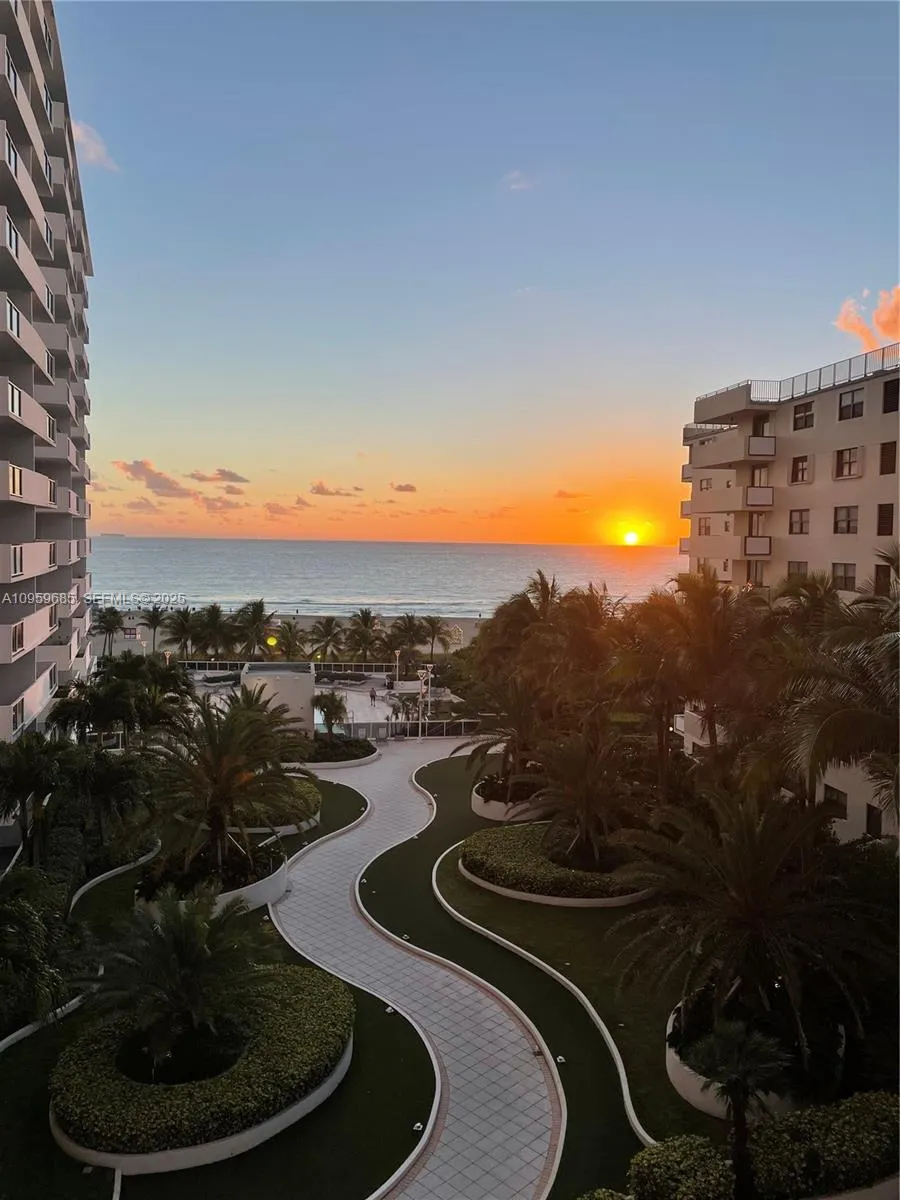 Foto de propiedad en 100 Lincoln Road 719, Miami Beach, FL 33139 Miami Beach con MLS#