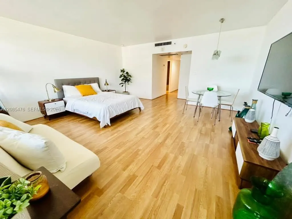 Foto de propiedad en 100 Lincoln Road 829, Miami Beach, FL 33139 Miami Beach con MLS#