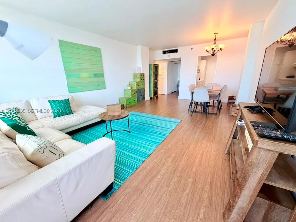 Foto de propiedad en 100 Lincoln Road 922, Miami Beach, FL 33139 Miami Beach con MLS#
