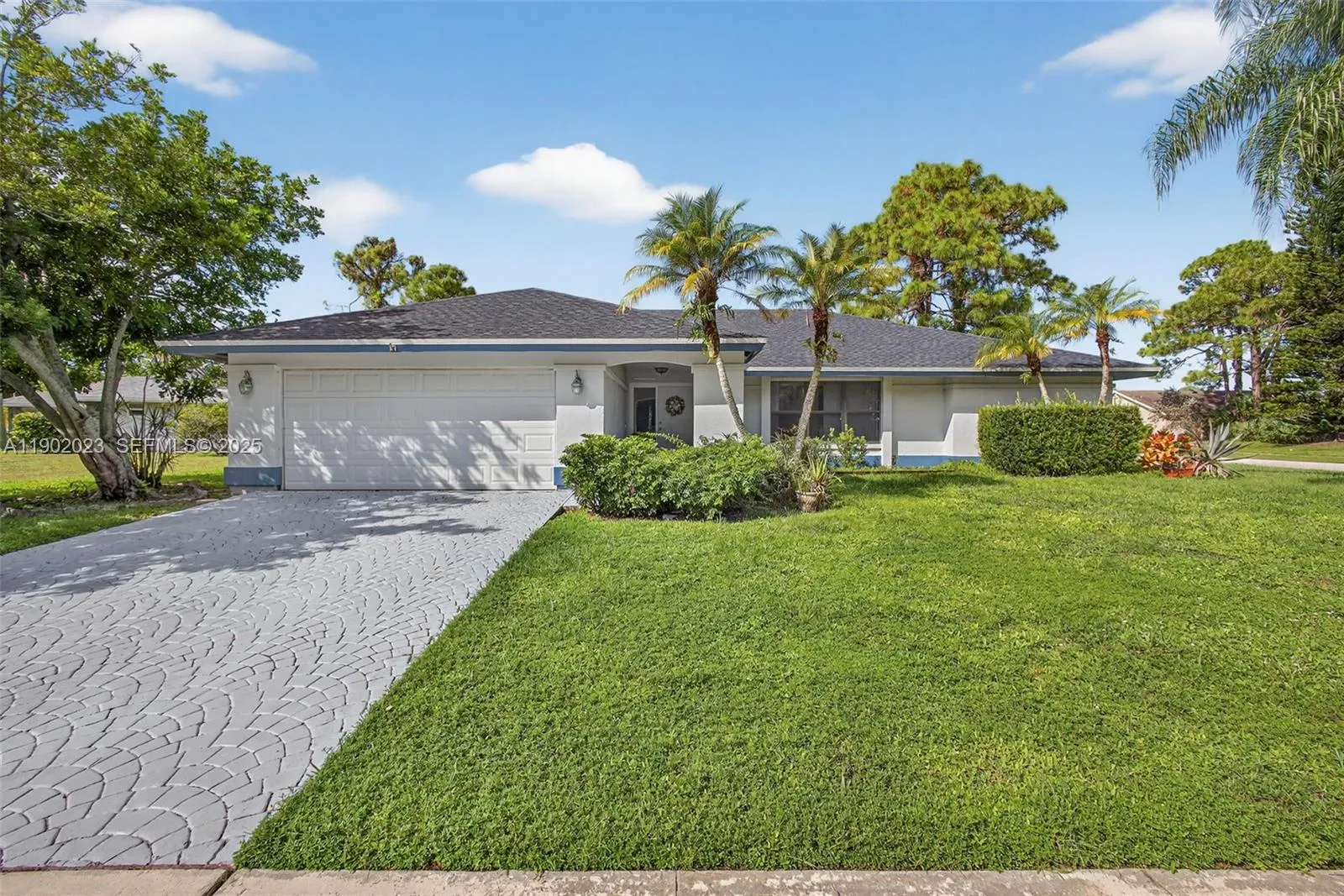 Foto de propiedad en 100 Miramar Avenue, Royal Palm Beach, FL 33411 Royal Palm Beach con MLS# 