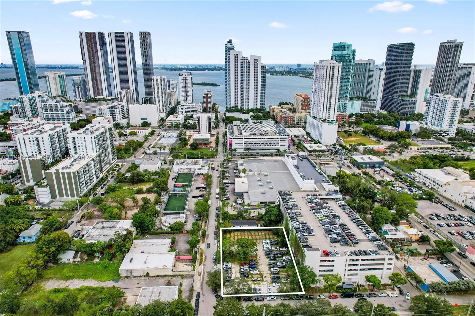 Foto de propiedad en 100 NE 21st Street, Miami, FL 33137 Miami con MLS# 