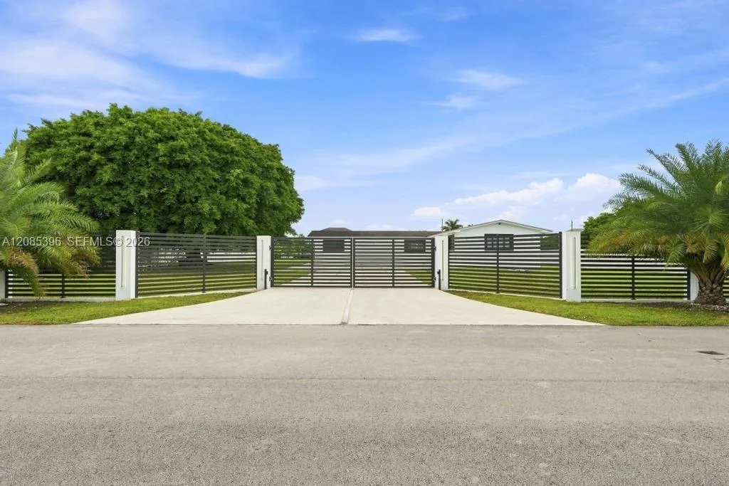 Foto de propiedad en 100 NW 120th Avenue, Miami, FL 33182 Miami con MLS# 
