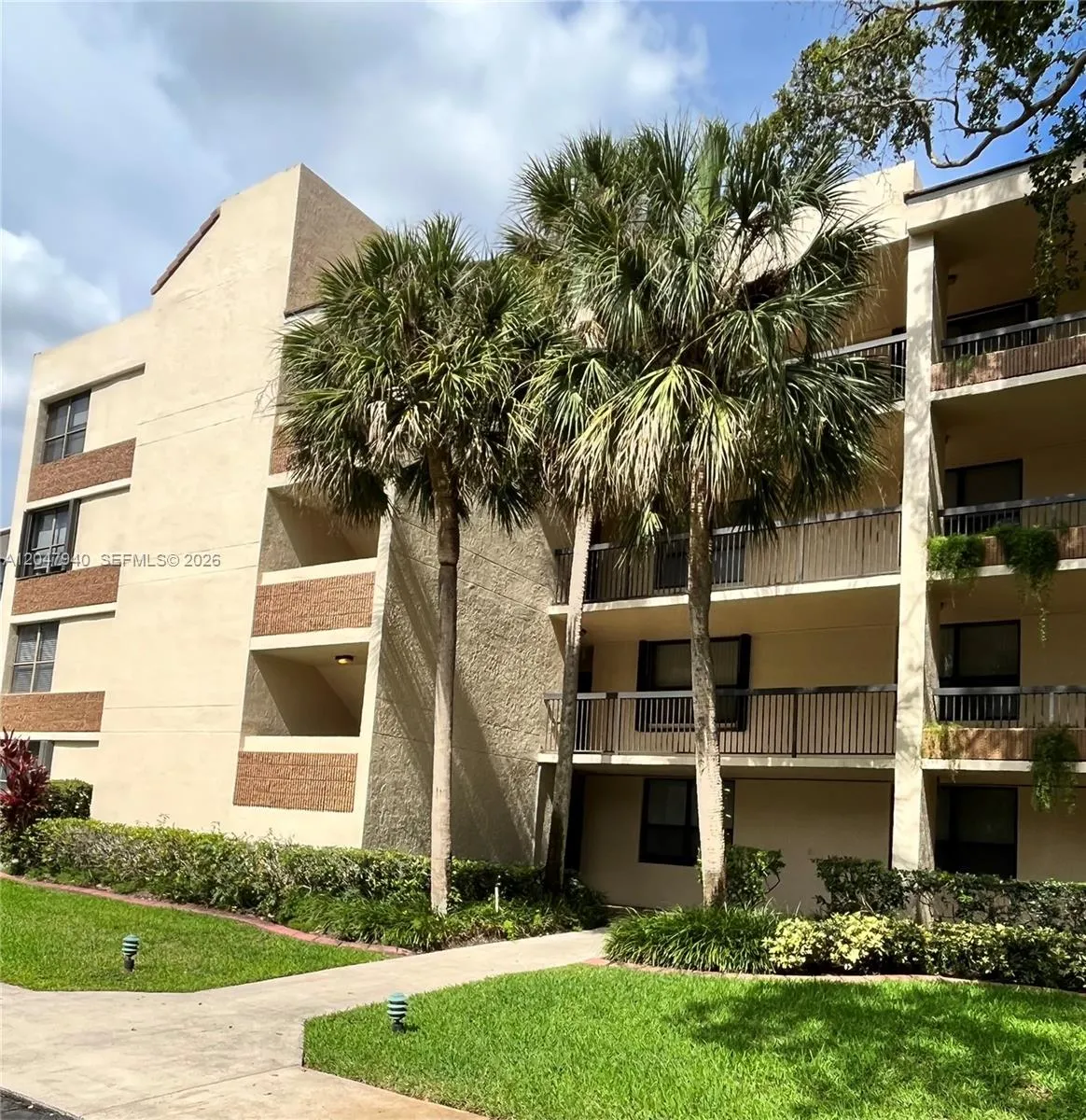 Foto de propiedad en 100 NW 76th Avenue 102-2, Plantation, FL 33324 Plantation con MLS# 