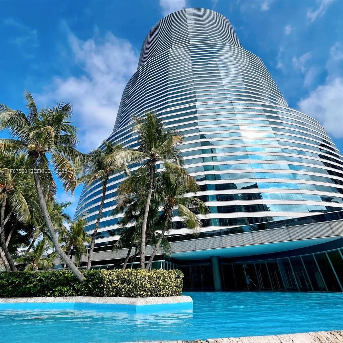Foto de propiedad en 100 SE 2 Street 2000, Miami, FL 33131 Miami con MLS# 