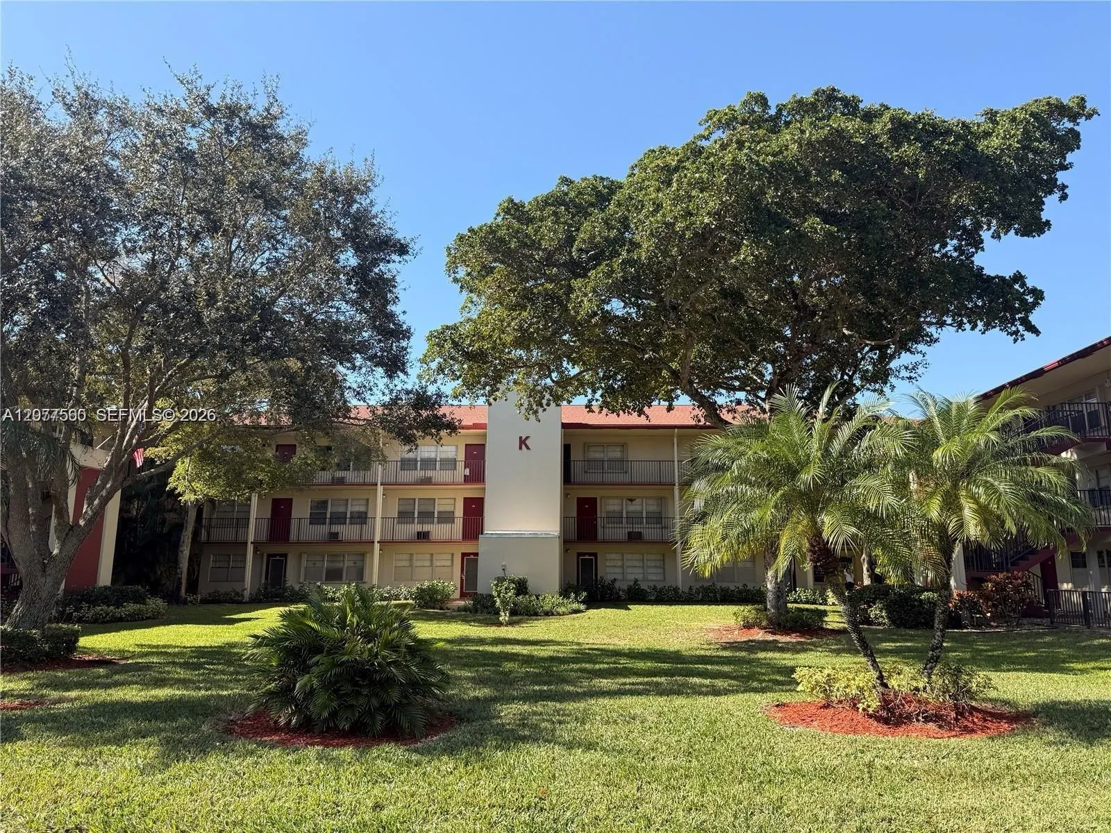 Foto de propiedad en 100 SW 132nd Way 310K, Pembroke Pines, FL 33027 Pembroke Pines con MLS# 