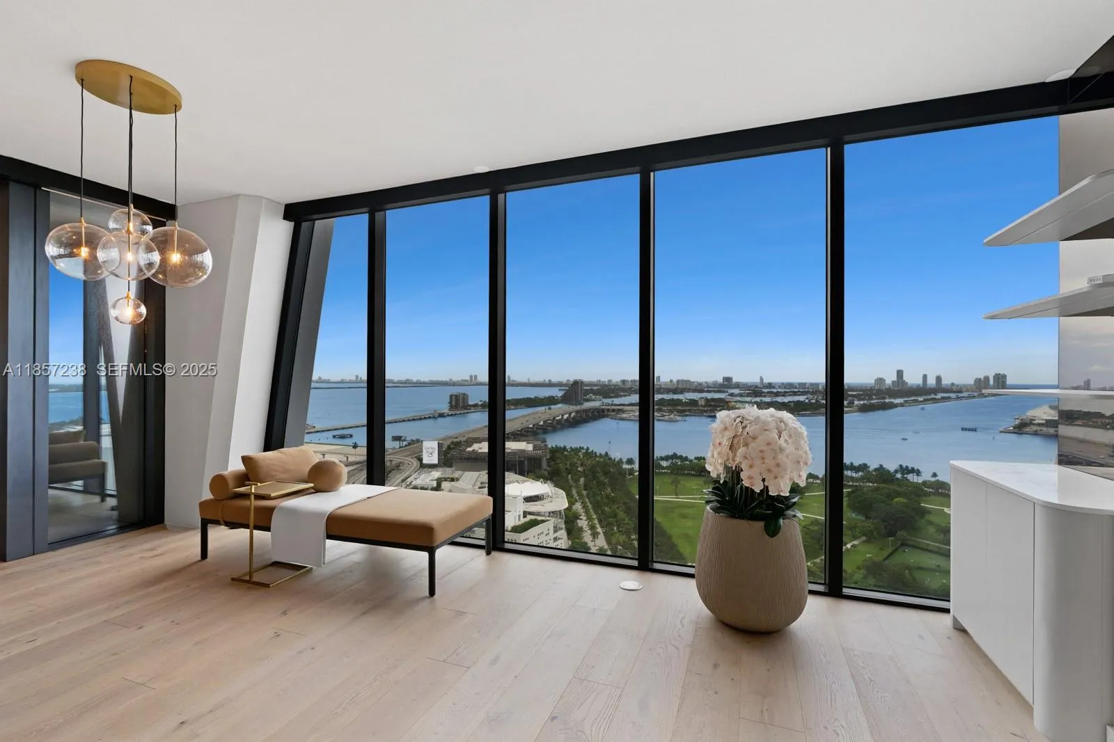 Foto de propiedad en 1000 Biscayne Boulevard 2402, Miami, FL 33132 Miami con MLS# 