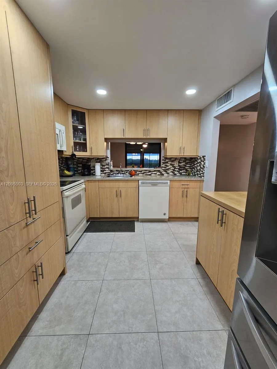 En Venta 1000 Colony Point Circle 522, Pembroke Pines, FL 33026, Pembroke Pines, FL 33026