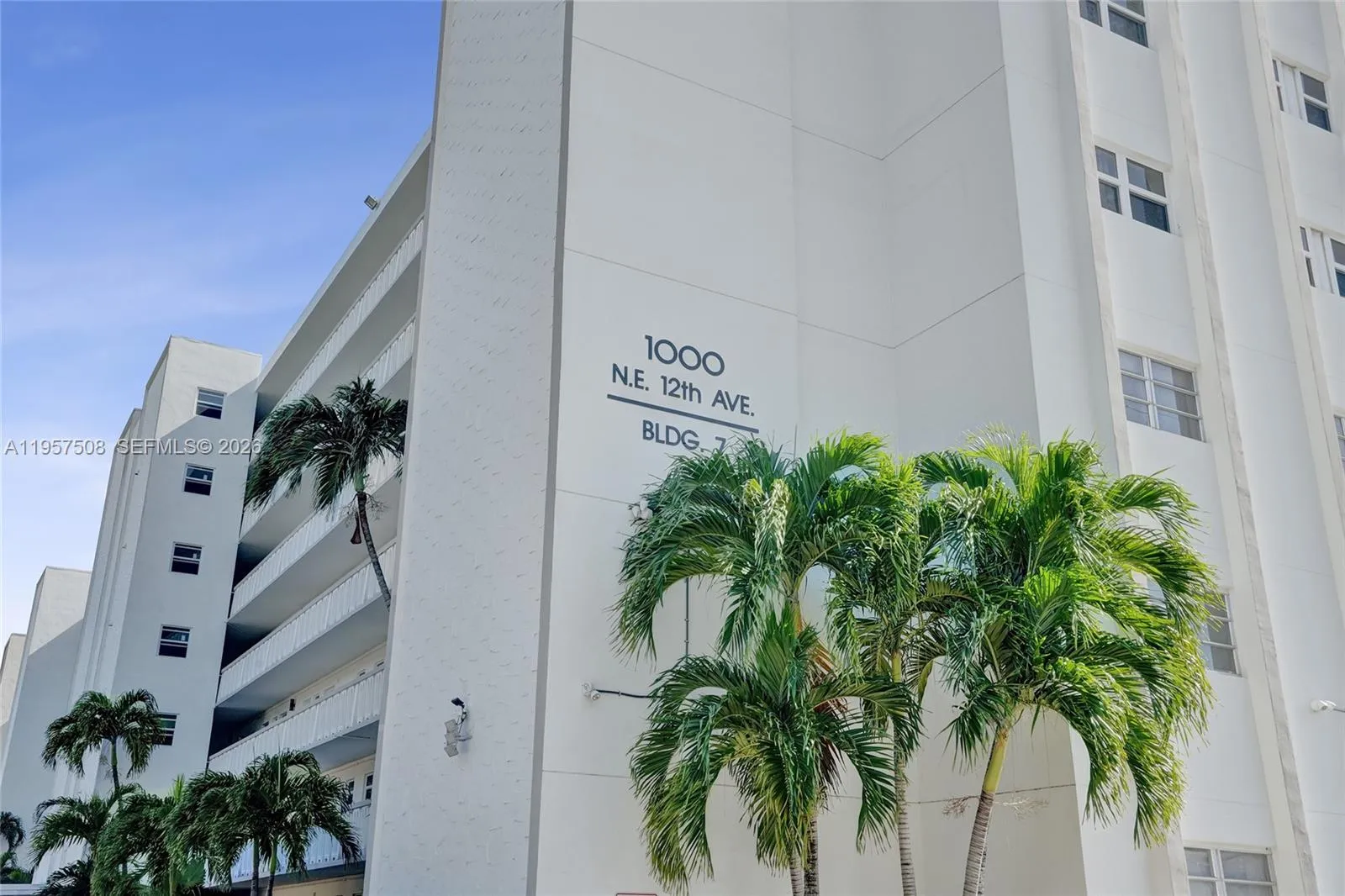 Foto de propiedad en 1000 NE 12th Avenue 505, Hallandale Beach, FL 33009 Hallandale Beach con MLS# 