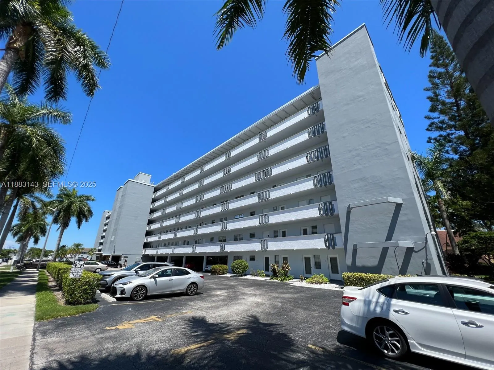 Foto de propiedad en 1000 NE 14th Avenue 207, Hallandale Beach, FL 33009 Hallandale Beach con MLS# 