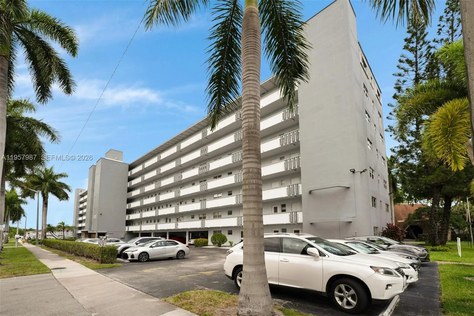 Foto de propiedad en 1000 NE 14th Avenue 602, Hallandale Beach, FL 33009 Hallandale Beach con MLS# 