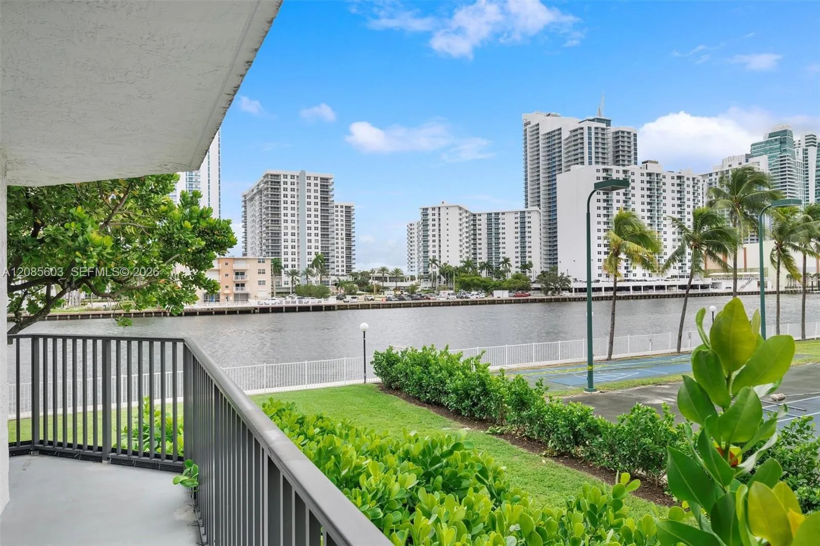 Foto de propiedad en 1000 Parkview Drive 220, Hallandale Beach, FL 33009 Hallandale Beach con MLS#
