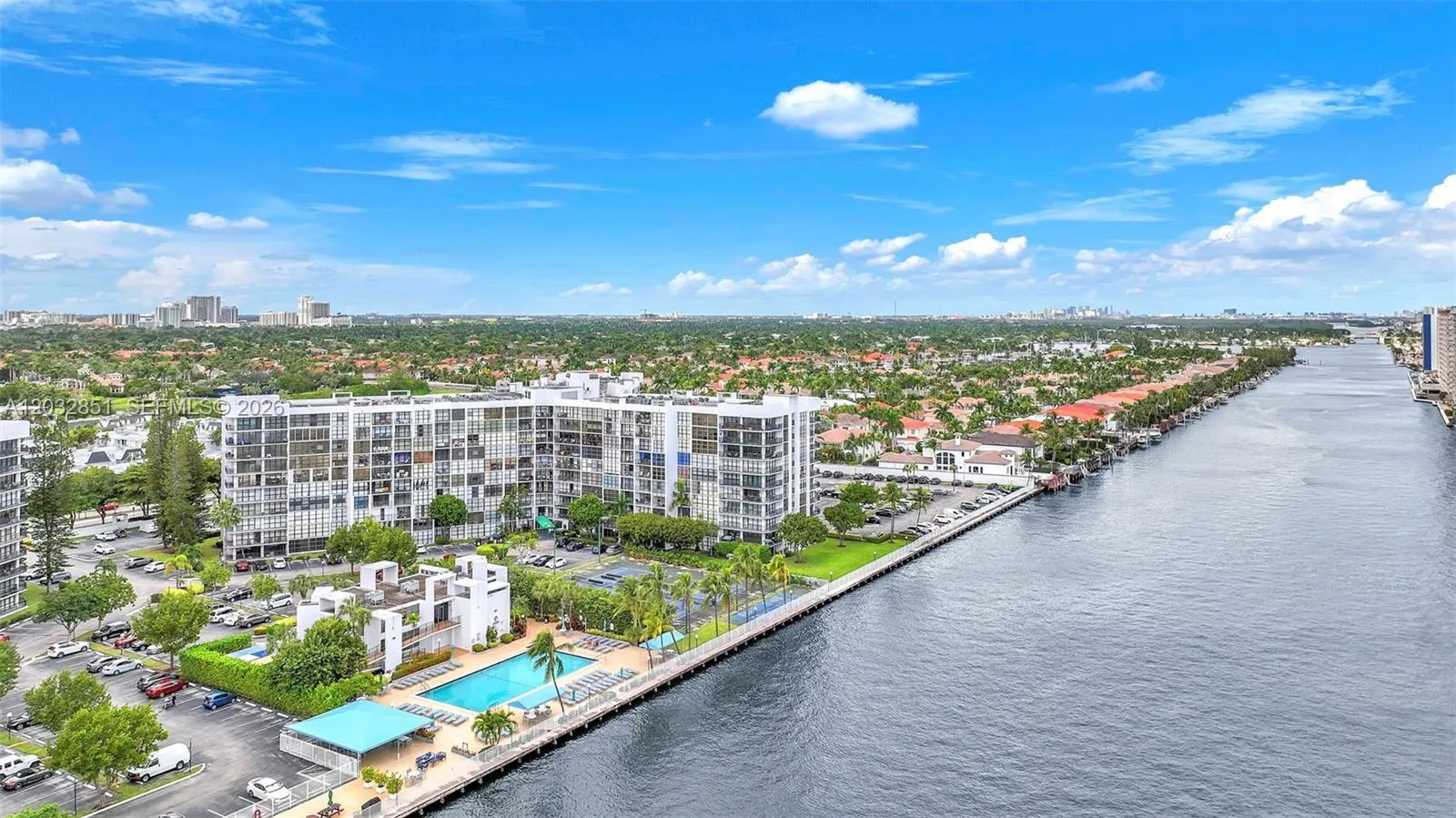 Foto de propiedad en 1000 Parkview Drive 229, Hallandale Beach, FL 33009 Hallandale Beach con MLS# 