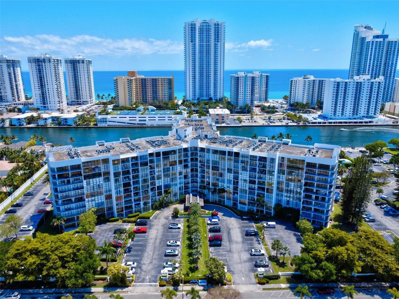 Foto de propiedad en 1000 Parkview Drive 330, Hallandale Beach, FL 33009 Hallandale Beach con MLS# 
