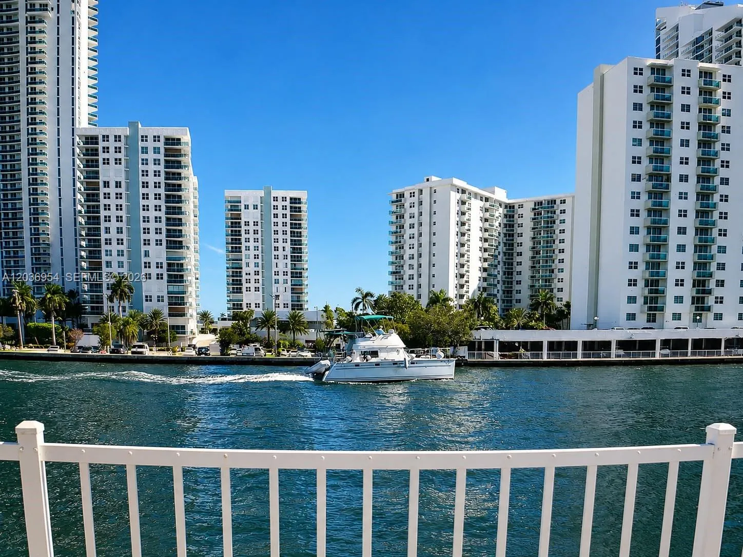Foto de propiedad en 1000 Parkview Drive 505, Hallandale Beach, FL 33009 Hallandale Beach con MLS#