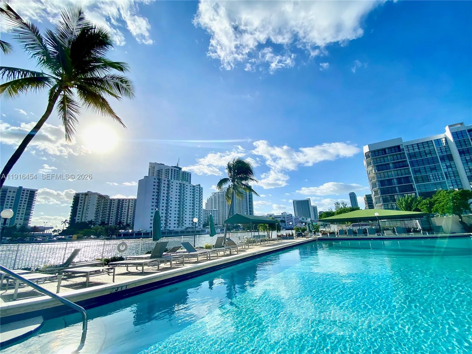 Foto de propiedad en 1000 Parkview Drive 518, Hallandale Beach, FL 33009 Hallandale Beach con MLS# 