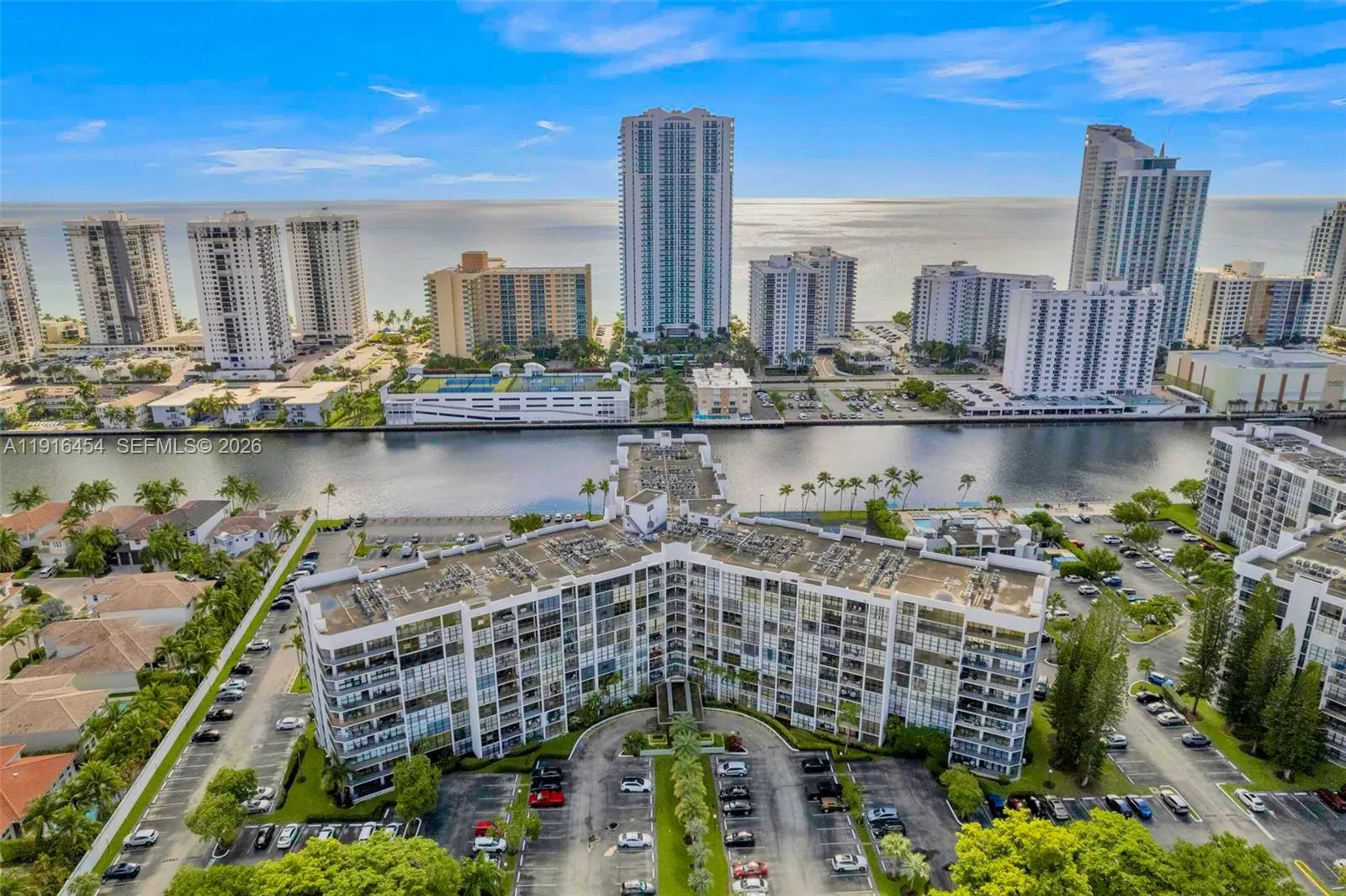 Foto de propiedad en 1000 Parkview Drive 518, Hallandale Beach, FL 33009 Hallandale Beach con MLS#