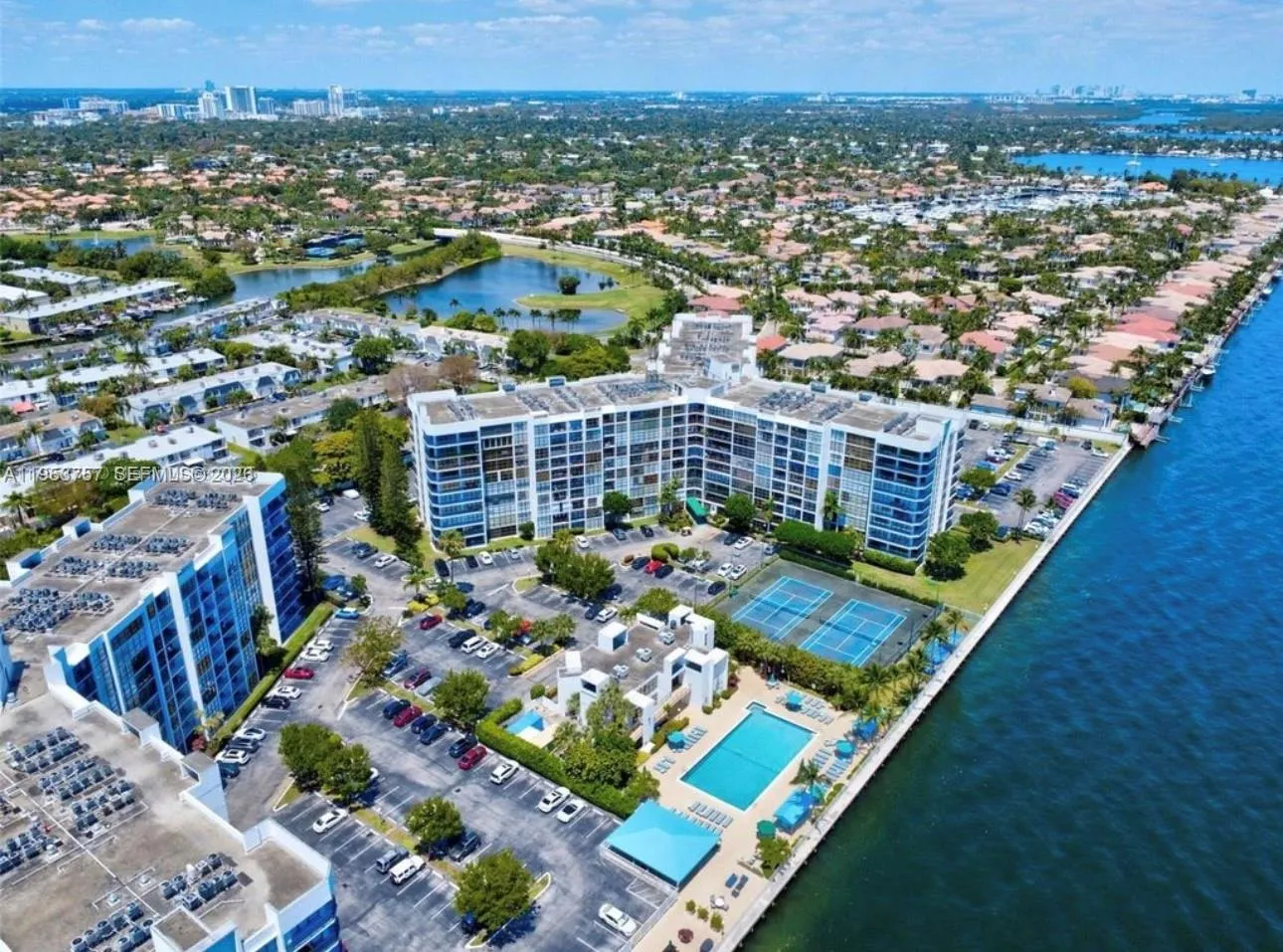 Foto de propiedad en 1000 Parkview Drive 528, Hallandale Beach, FL 33009 Hallandale Beach con MLS# 