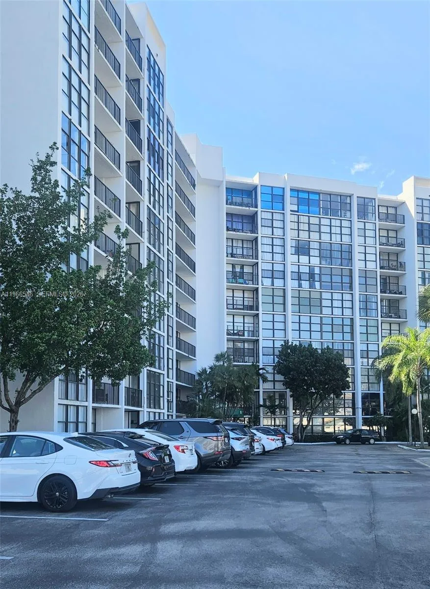 Foto de propiedad en 1000 Parkview Drive 605, Hallandale Beach, FL 33009 Hallandale Beach con MLS# 