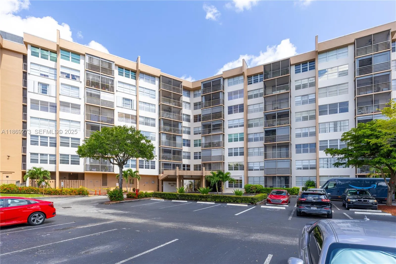 Foto de propiedad en 1000 Saint Charles Place 319, Pembroke Pines, FL 33026 Pembroke Pines con MLS# 