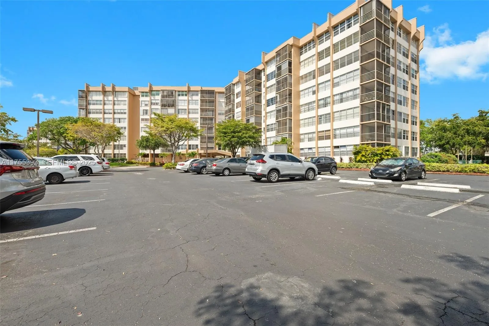 Foto de propiedad en 1000 Saint Charles Place 603, Pembroke Pines, FL 33026 Pembroke Pines con MLS# 
