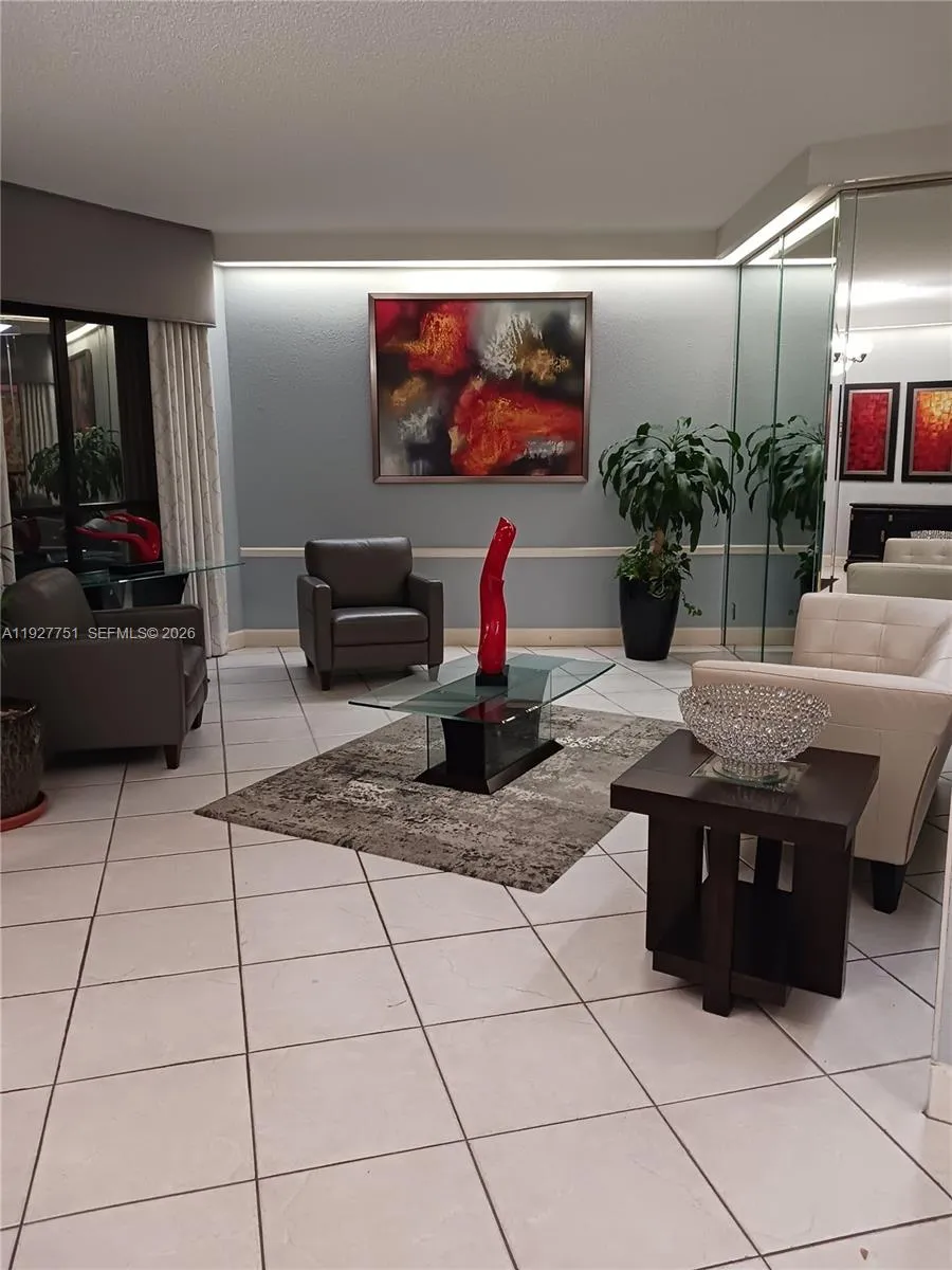 Foto de propiedad en 1000 Saint Charles Place L2, Pembroke Pines, FL 33026 Pembroke Pines con MLS# 