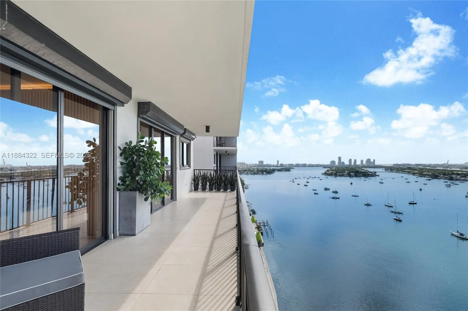 Foto de propiedad en 1000 Venetian Way 1902, Miami, FL 33139 Miami con MLS# 